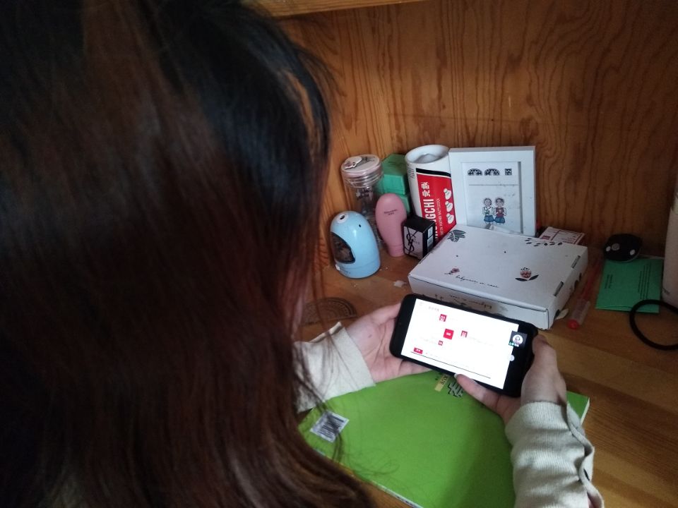 學生認真觀看企業宣講1.png
