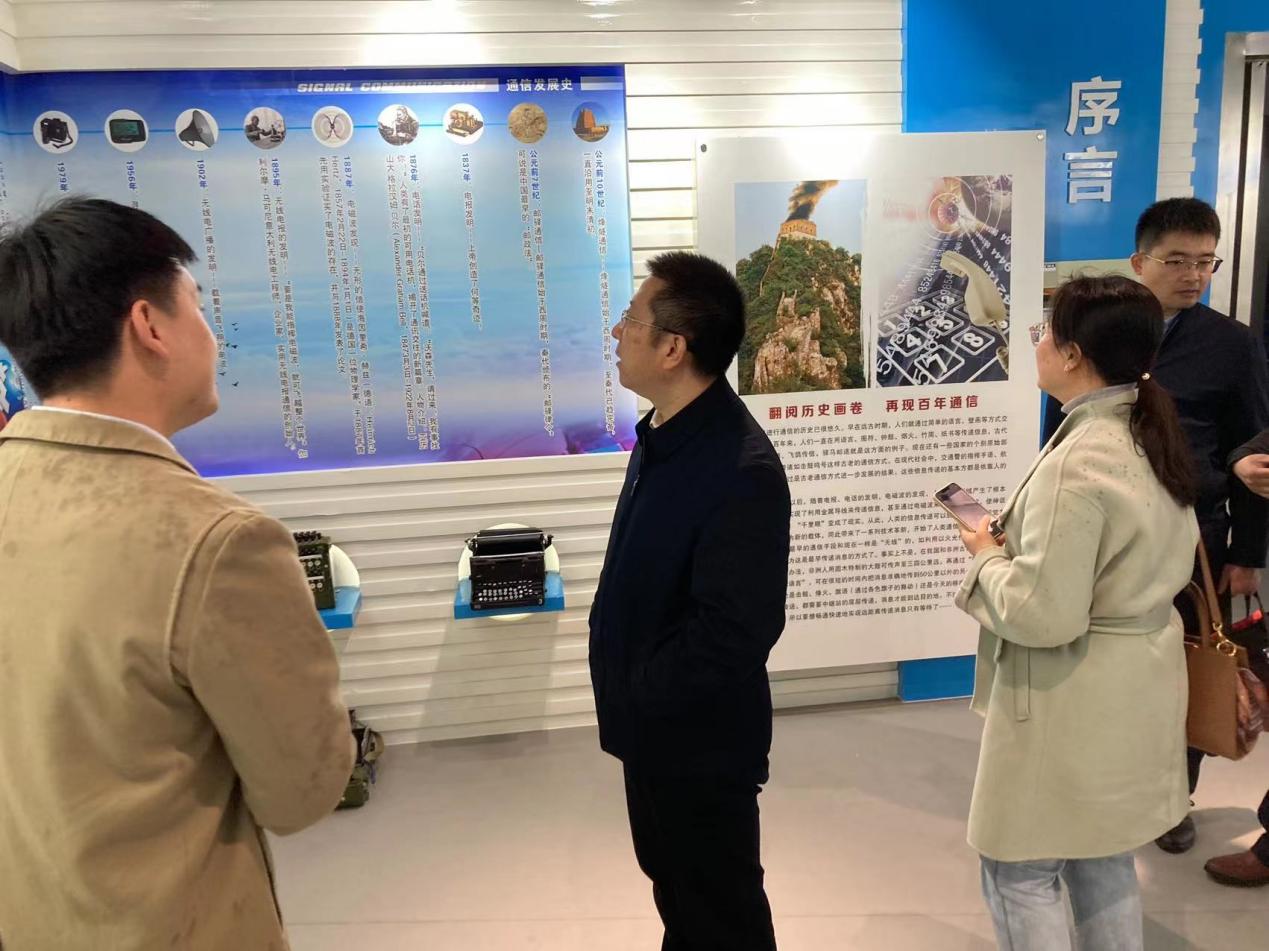 一群人在房間里站著人中度可信度描述已自動(dòng)生成