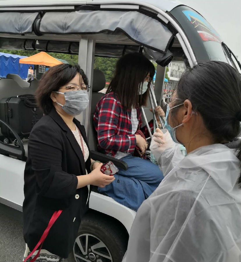 班主任周航老師校門口接學生.jpg