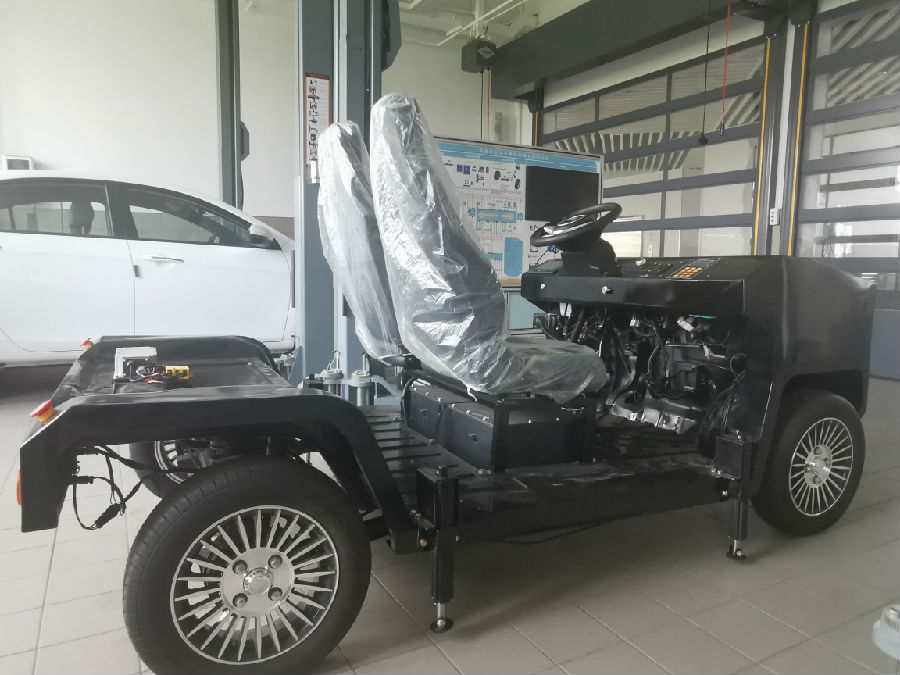 汽車底盤線控實(shí)訓(xùn)車輛.jpg