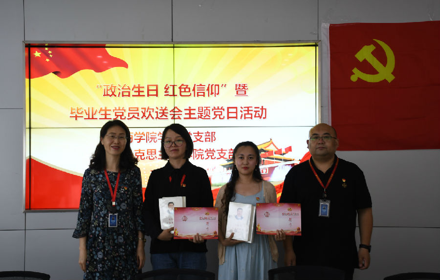 教師發(fā)放賀卡.jpg