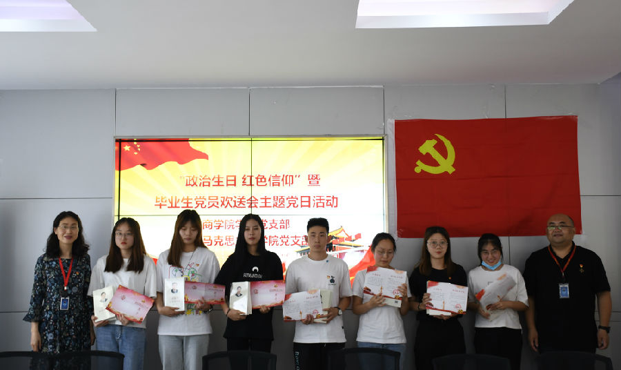 學(xué)生發(fā)放賀卡.jpg